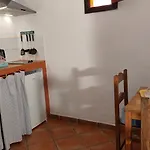 Mit Kleiner Innenhof-terrasse Im Mediterranen Stil