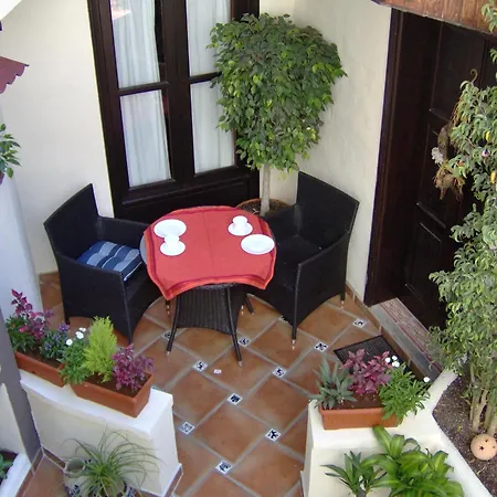 Apartament Mit Kleiner Innenhof-terrasse Im Mediterranen Stil *