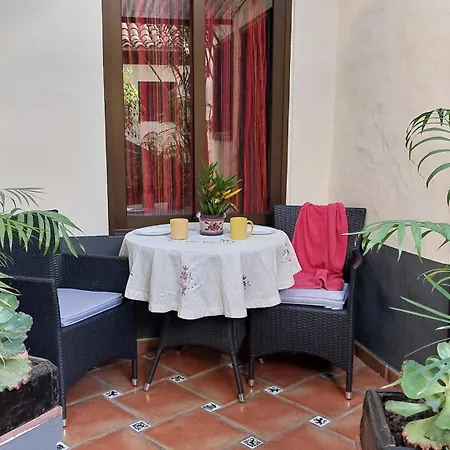 Mit Kleiner Innenhof-terrasse Im Mediterranen Stil Apartament