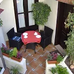 Appartement Mit Kleiner Innenhof-terrasse Im Mediterranen Stil *