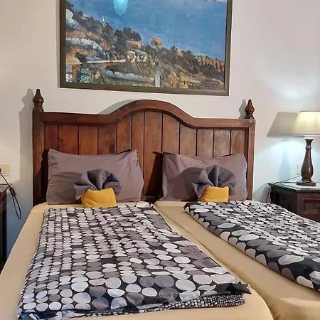 Mit Kleiner Innenhof-terrasse Im Mediterranen Stil *