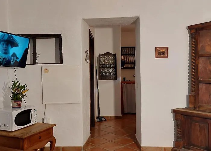 Mit Kleiner Innenhof-terrasse Im Mediterranen Stil