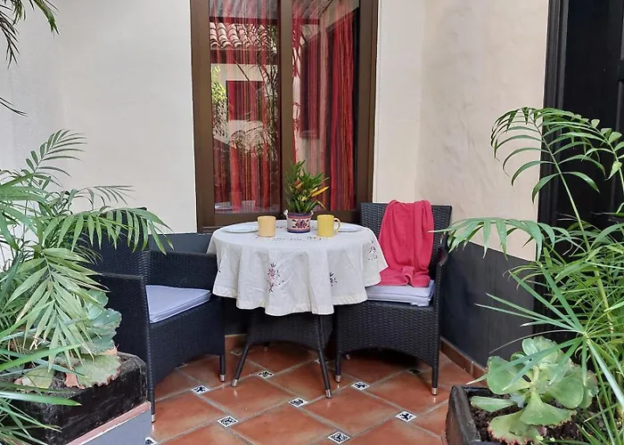 Mit Kleiner Innenhof-terrasse Im Mediterranen Stil アパート