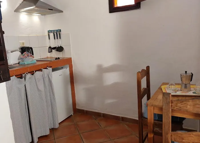 Mit Kleiner Innenhof-terrasse Im Mediterranen Stil