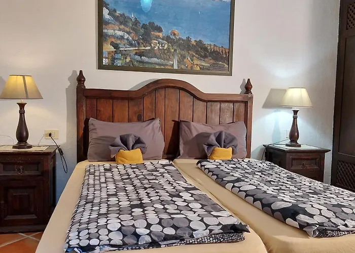 Mit Kleiner Innenhof-terrasse Im Mediterranen Stil *